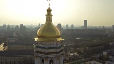 Kiev, Ukrayna - 6 Nisan 2016: Cathedral city arka plan ile kutsal bakire varsayım