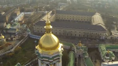 Kiev, Ukrayna - 6 Nisan 2016: Cathedral city arka plan ile kutsal bakire varsayım