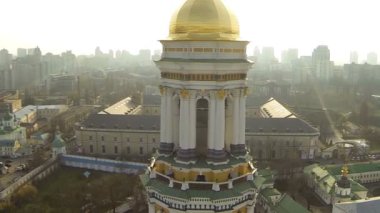 Kiev, Ukrayna - 6 Nisan 2016: Cathedral city arka plan ile kutsal bakire varsayım