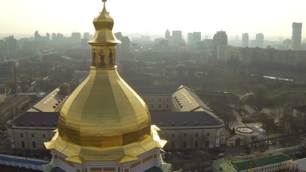 KYIV, UKRAINE - 6 aprilie 2016: Catedrala Adormirii Maicii Domnului cu fundal de oraș — Videoclip de stoc