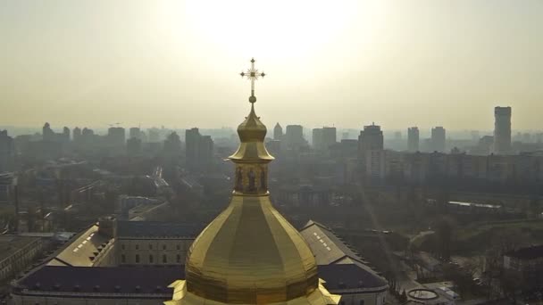 Kyiv, ukraine - 6. April 2016: Kathedrale der Himmelfahrt der seligen Jungfrau mit städtischem Hintergrund — Stockvideo