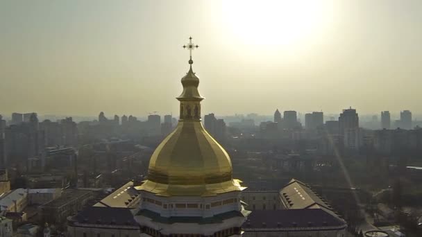 КИЕВ, УКРАИНА - 6 апреля 2016 г.: Собор Успения Пресвятой Богородицы на фоне города — стоковое видео