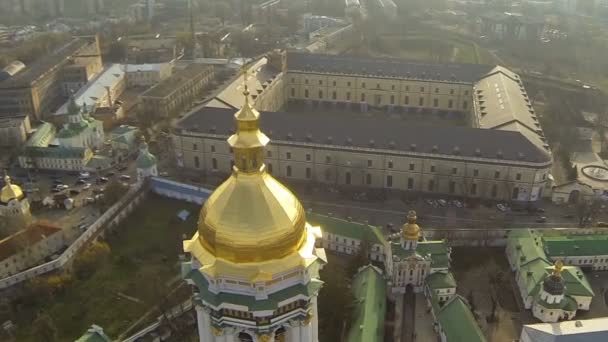 КИЕВ, УКРАИНА - 6 апреля 2016 г.: Собор Успения Пресвятой Богородицы на фоне города — стоковое видео