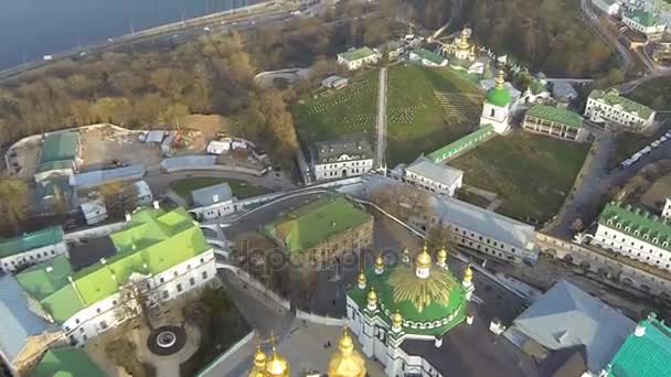 Kiev, Oekraïne - 6 April 2016: Kathedraal van de veronderstelling van de Heilige Maagd met de achtergrond van de stad — Stockvideo