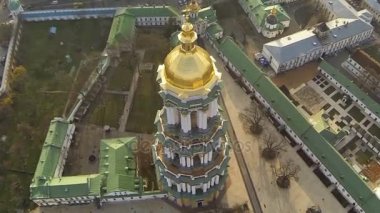 Kiev, Ukrayna - 6 Nisan 2016: Cathedral city arka plan ile kutsal bakire varsayım