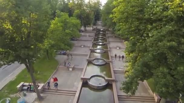 Zhitomir, UKRAINE - 08 juillet 2016 : Parc central de la ville de Zhitomir avec une fontaine sur le centre commercial — Video