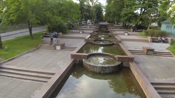 Zhitomir, UKRAINE - 08 juillet 2016 : Parc central de la ville de Zhitomir avec une fontaine sur le centre commercial — Video