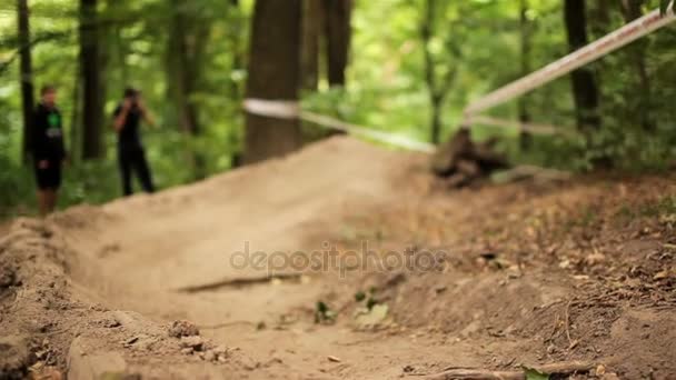 Kiev, Ukraina - juli 2015: Downhill Mtb tävlingar — Stockvideo