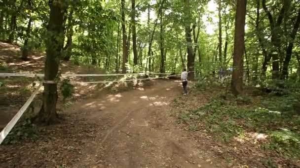 Kiev, Ukraina - juli 2015: Downhill Mtb tävlingar — Stockvideo