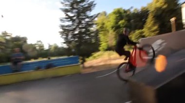 Kiev, Ukrayna - 16 Haziran 2016: Bir adam paten bir skate Park bir bisiklet