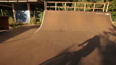 Kiev, Ukrayna - 16 Haziran 2016: Bir adam paten bir skate Park bir bisiklet