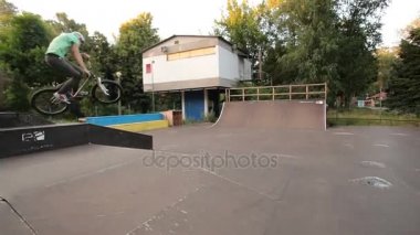 Kiev, Ukrayna - 16 Haziran 2016: Bir adam paten bir skate Park bir bisiklet