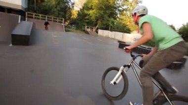 Kiev, Ukrayna - 16 Haziran 2016: Bir adam olun Mosepick hüner bisikletle bir skate Park