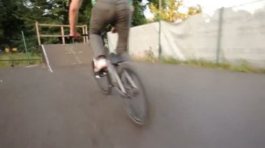 Kiev, Ukrayna - 16 Haziran 2016: Bir adam olun Mosepick hüner bisikletle bir skate Park