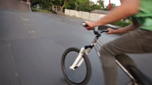 KYIV, UCRANIA - 16 de junio de 2016: Un tipo hace truco de Mosepick en un parque de skate en una bicicleta — Vídeos de Stock