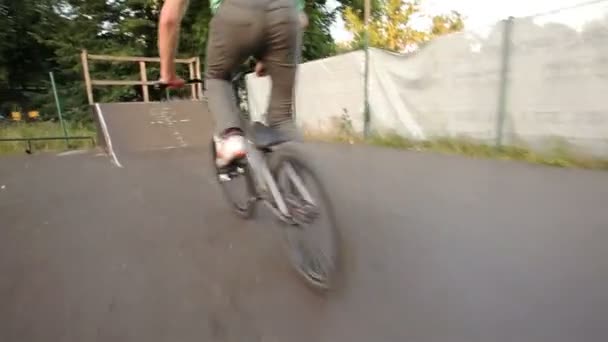 KYIV, UCRANIA - 16 de junio de 2016: Un tipo hace truco de Mosepick en un parque de skate en una bicicleta — Vídeos de Stock