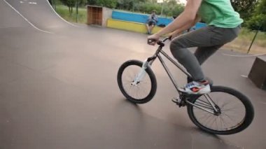 Kiev, Ukrayna - 16 Haziran 2016: Bir adam olun barspin numara bir bisiklet üzerinde bir skate Park