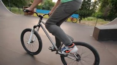 Kiev, Ukrayna - 16 Haziran 2016: Bir adam olun barspin numara bir bisiklet üzerinde bir skate Park