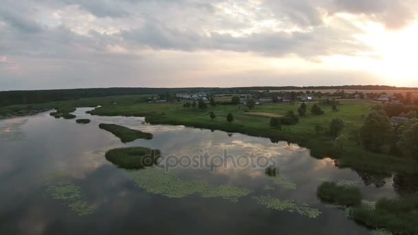 Letecký pohled na krásné jezero při západu slunce — Stock video