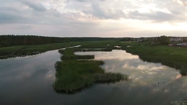 Vista aérea del hermoso lago al atardecer — Vídeos de Stock