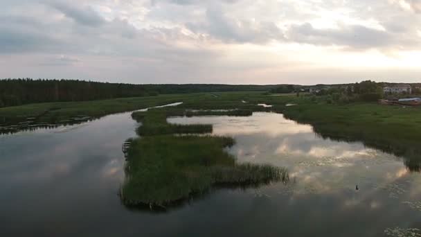 Veduta aerea del bellissimo lago al tramonto — Video Stock