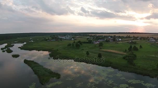 Flygfoto över vackra sjön vid solnedgången — Stockvideo