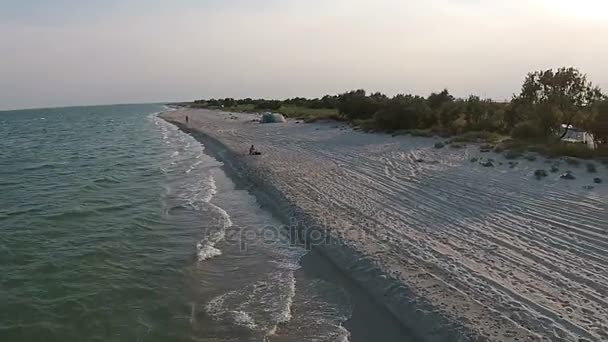 Vue aérienne plage de sable fin de la mer le soir — Video