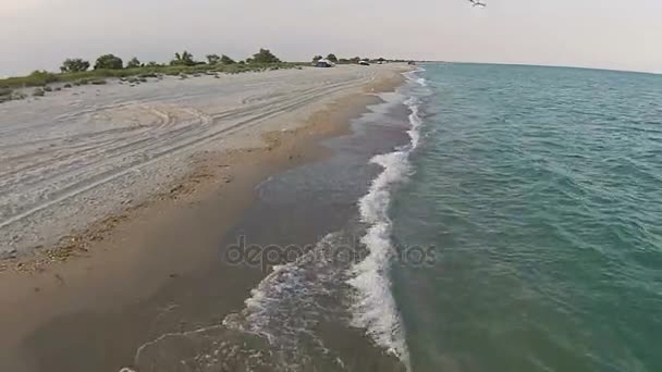 Vue aérienne plage de sable fin de la mer le soir — Video