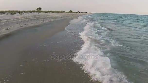 Vue aérienne plage de sable fin de la mer le soir — Video