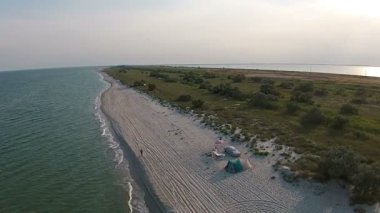 Akşam deniz hava görünümünü kumlu plaj