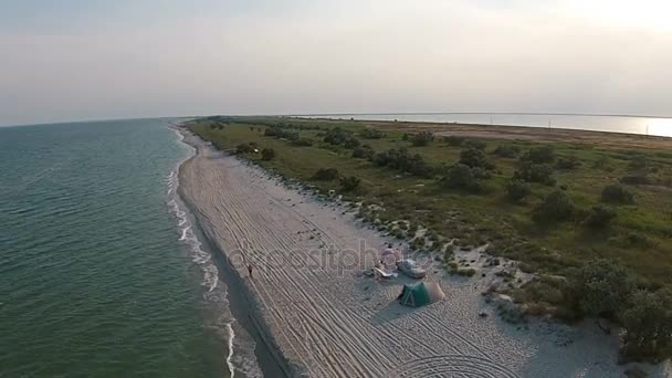 Vue aérienne plage de sable fin de la mer le soir — Video