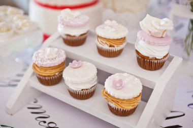 Düğün için tatlı masası.