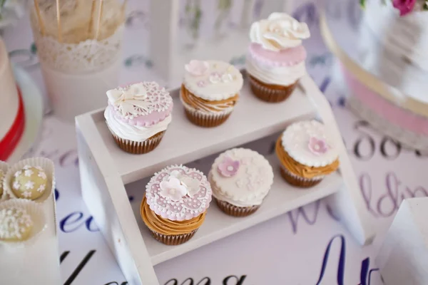 Mesa de sobremesa para uma festa de casamento — Fotografia de Stock