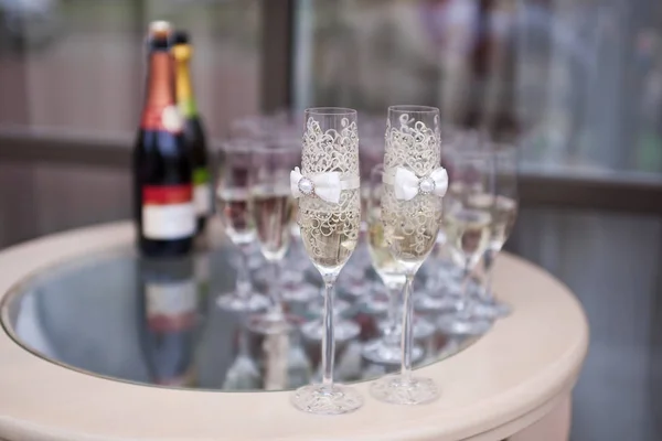 Bottiglie di champagne e bicchieri in una decorazione nuziale — Foto Stock