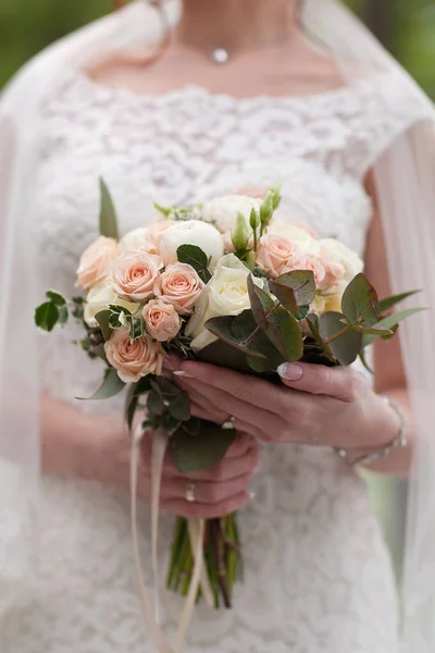 Manos de novia sosteniendo un ramo de rosas —  Fotos de Stock