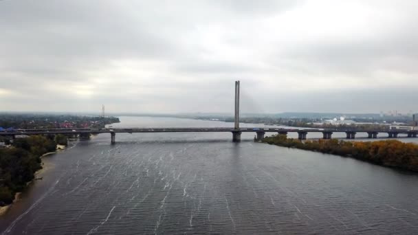 Foto aérea del puente sur sobre el Dniéper en Kiev — Vídeos de Stock