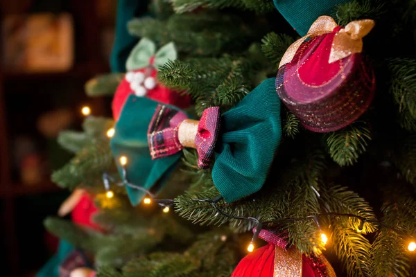 Decorazioni originali di Capodanno sui rami dell'albero di Natale — Foto Stock