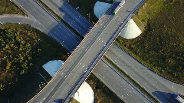 Plano aéreo de la unión de la carretera con los coches vista superior — Vídeo de stock