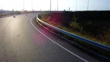 Otoyol kavşağı günbatımı sırasında arabalarla hava atış
