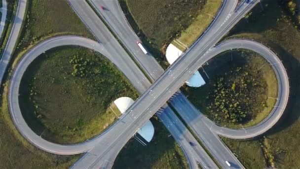 Воздушный кадр перекрестка с автомобилями верхнего вида в виде знака бесконечности — стоковое видео