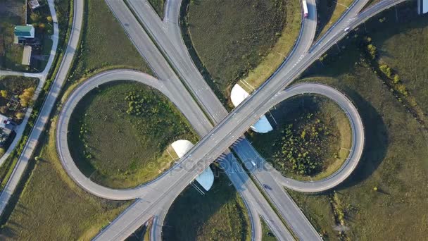 Scatto aereo di raccordo autostradale con auto vista dall'alto sotto forma di un segno di infinito — Video Stock