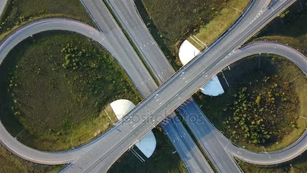 Plano aéreo de la unión de la carretera con la vista superior de los coches en forma de un signo de infinito — Vídeo de stock