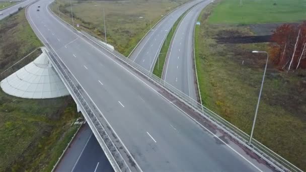 Letecký snímek dálniční křižovatky s auty — Stock video
