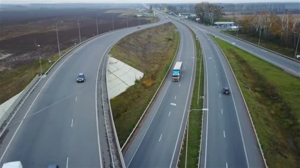 Plano aéreo del cruce de la carretera con los coches — Vídeo de stock