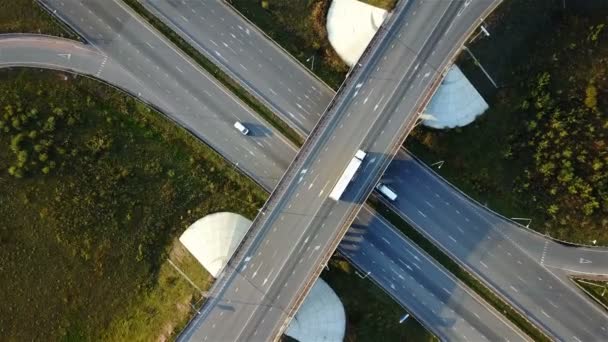 Antenn skott av motorvägen korsningen med bilar ovanifrån — Stockvideo