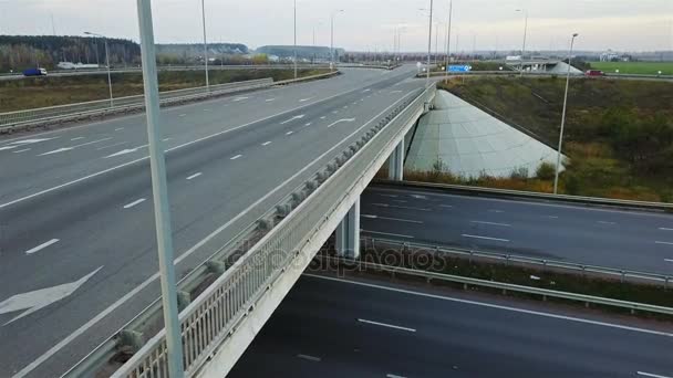 Plano aéreo de la unión de la carretera con los coches vista superior — Vídeo de stock