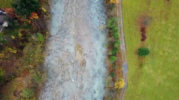 Vista aérea superior de um rio de montanha nas Montanhas Cárpatas — Vídeo de Stock
