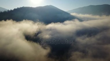 Bir sabah sis ile dağların havadan görünümü