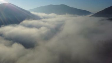 Bir sabah sis ile dağların havadan görünümü