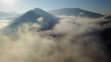 Bir sabah sis ile dağların havadan görünümü